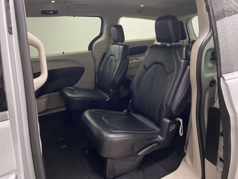 Used 2024 Chrysler Pacifica Touring-L FWD image 16