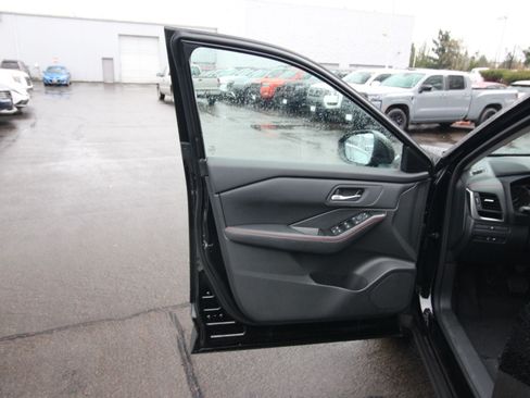 Certified 2025 Nissan Rogue SV AWD/4WD image 9