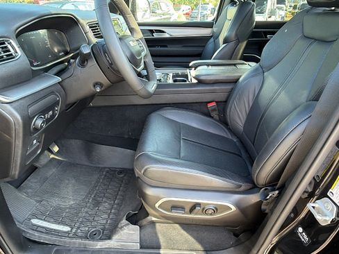 Certified 2024 Jeep Wagoneer L Series II AWD/4WD image 17