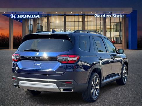 Certified 2024 Honda Pilot Touring image 3