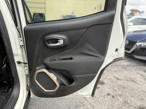Used 2016 Jeep Renegade Latitude FWD image 23