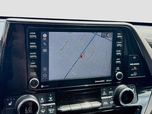Used 2021 Toyota Highlander XLE AWD/4WD image 19