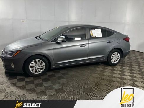 Used 2019 Hyundai Elantra SE FWD image 2