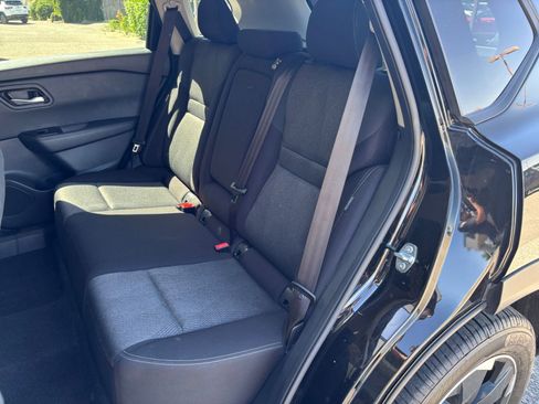 Used 2025 Nissan Rogue SV FWD image 39