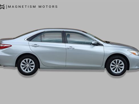 Used 2017 Toyota Camry LE FWD image 3