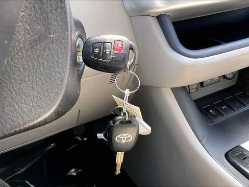 Used 2018 Toyota Highlander LE FWD image 14