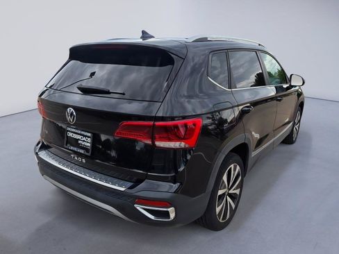 Used 2023 Volkswagen Taos SE w/ Panoramic Sunroof Package FWD image 6