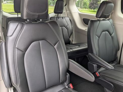 Used 2024 Chrysler Pacifica Touring-L FWD image 14