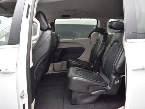 Used 2024 Chrysler Pacifica Touring-L image 15