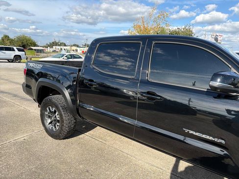 Used 2021 Toyota Tacoma TRD Off-Road w/ Technology Package image 9