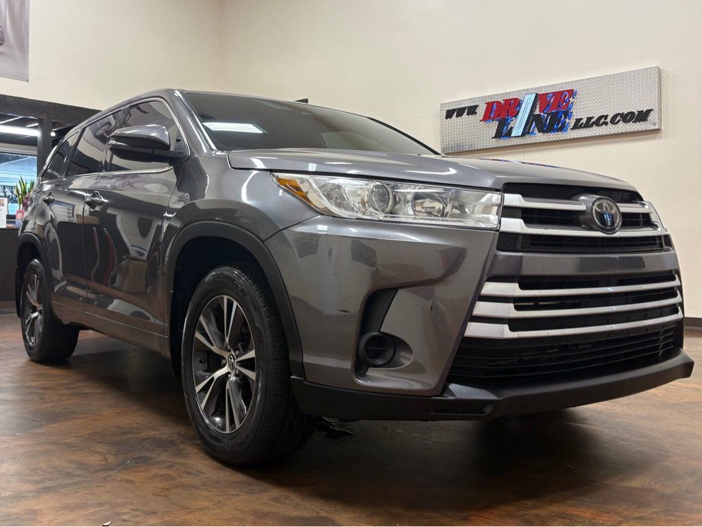 Used 2018 Toyota Highlander LE AWD/4WD image 3