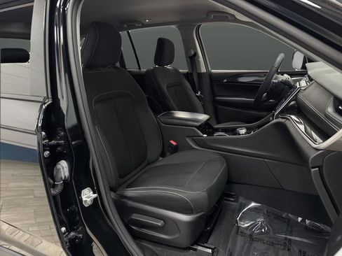 Used 2023 Jeep Grand Cherokee Laredo w/ Luxury Tech Group I image 28