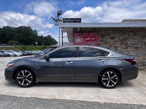 Used 2017 Nissan Altima 2.5 SR w/ LED Appearance Package image 3