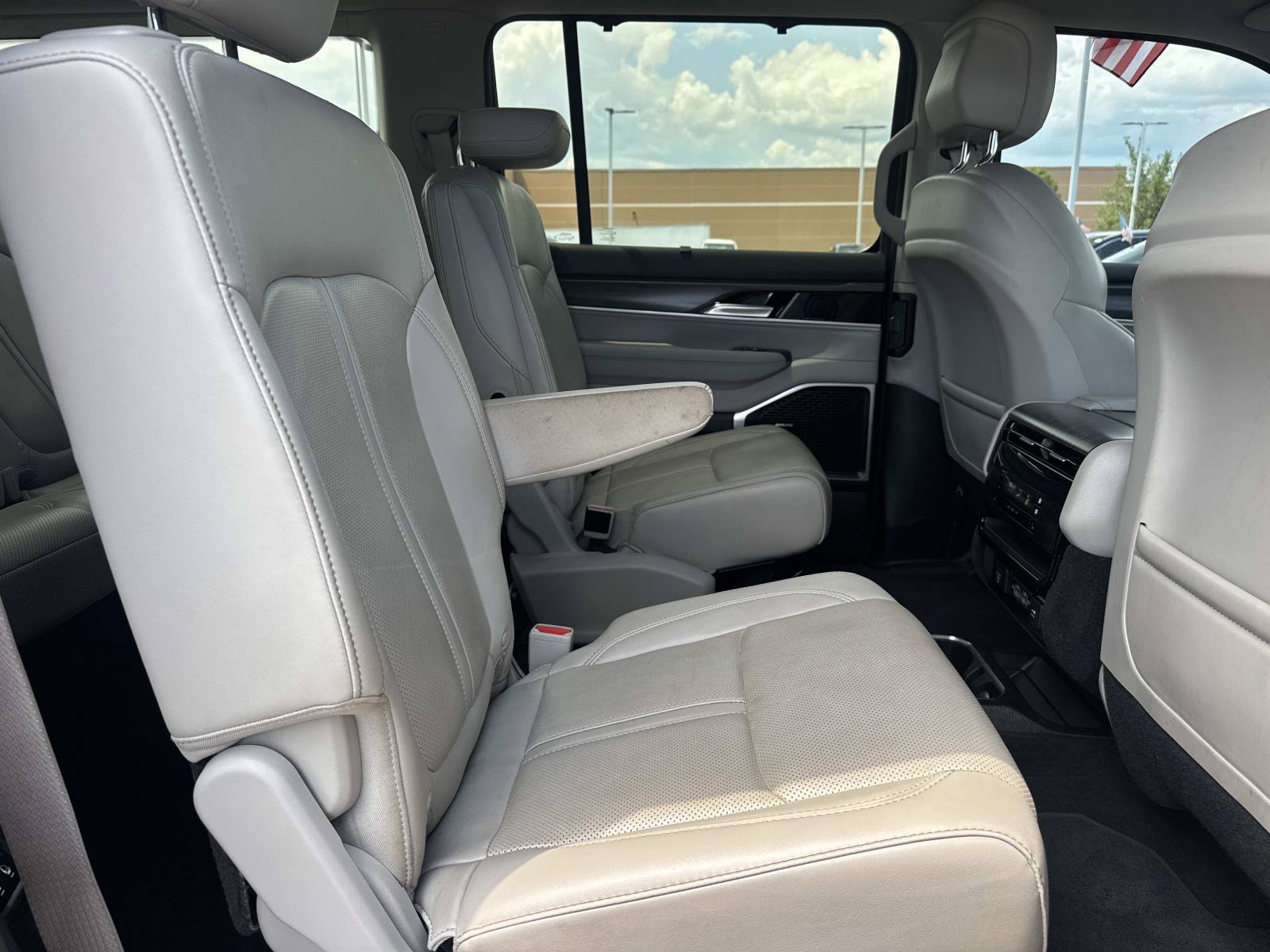 Used 2023 Jeep Wagoneer Series III w/ Convenience Group I RWD image 12