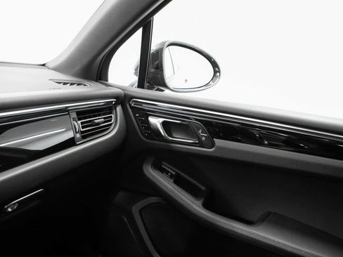 Certified 2023 Porsche Macan AWD/4WD image 26