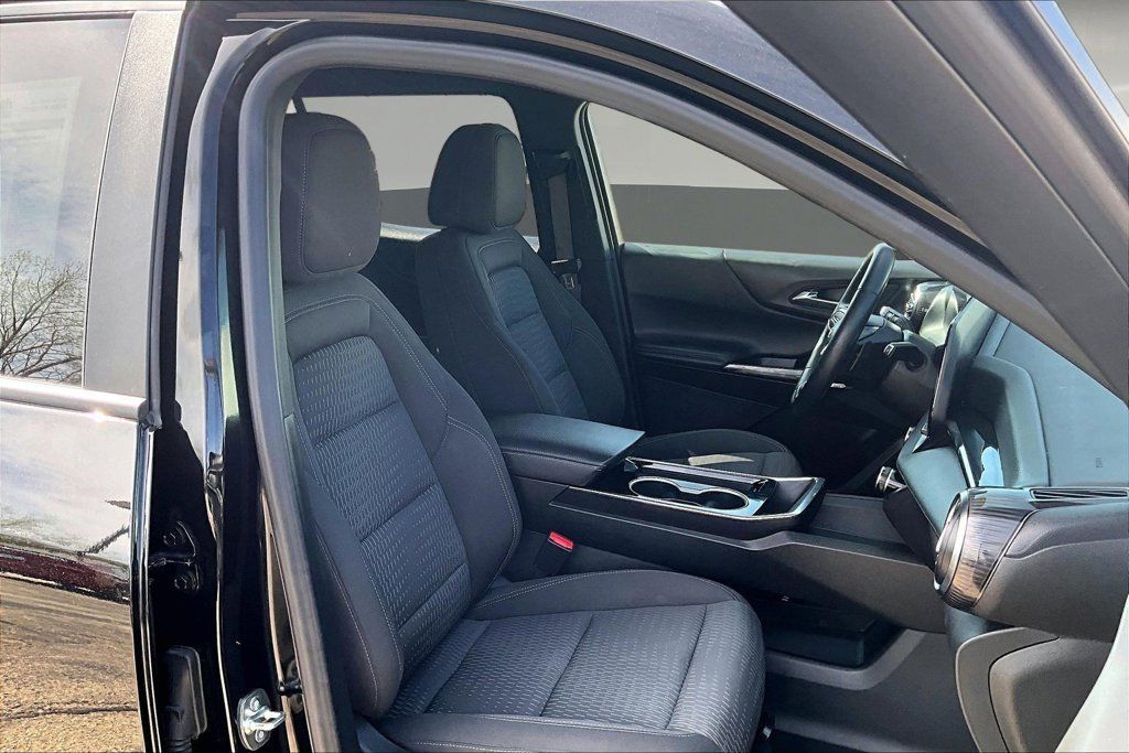 Used 2025 Chevrolet Equinox LT AWD/4WD image 32