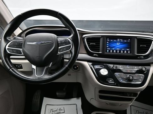 Used 2018 Chrysler Pacifica Touring-L FWD image 14
