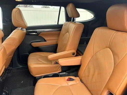 Used 2023 Toyota Highlander Platinum image 19