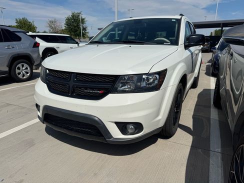 Used 2019 Dodge Journey SE FWD image 2
