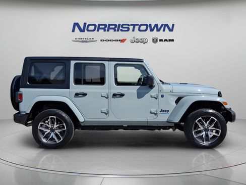 Used 2024 Jeep Wrangler Unlimited w/ Convenience Group AWD/4WD image 7