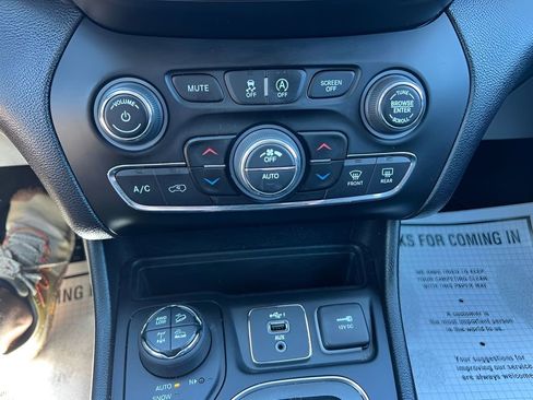 Used 2020 Jeep Cherokee Trailhawk w/ Cold Weather Group AWD/4WD image 23