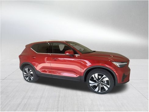 Used 2024 Volvo XC40 B5 Plus image 2