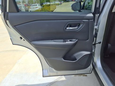 Used 2025 Nissan Rogue SV FWD image 17