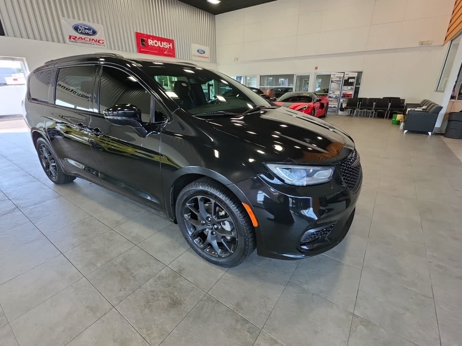 Used 2021 Chrysler Pacifica Limited AWD/4WD image 5