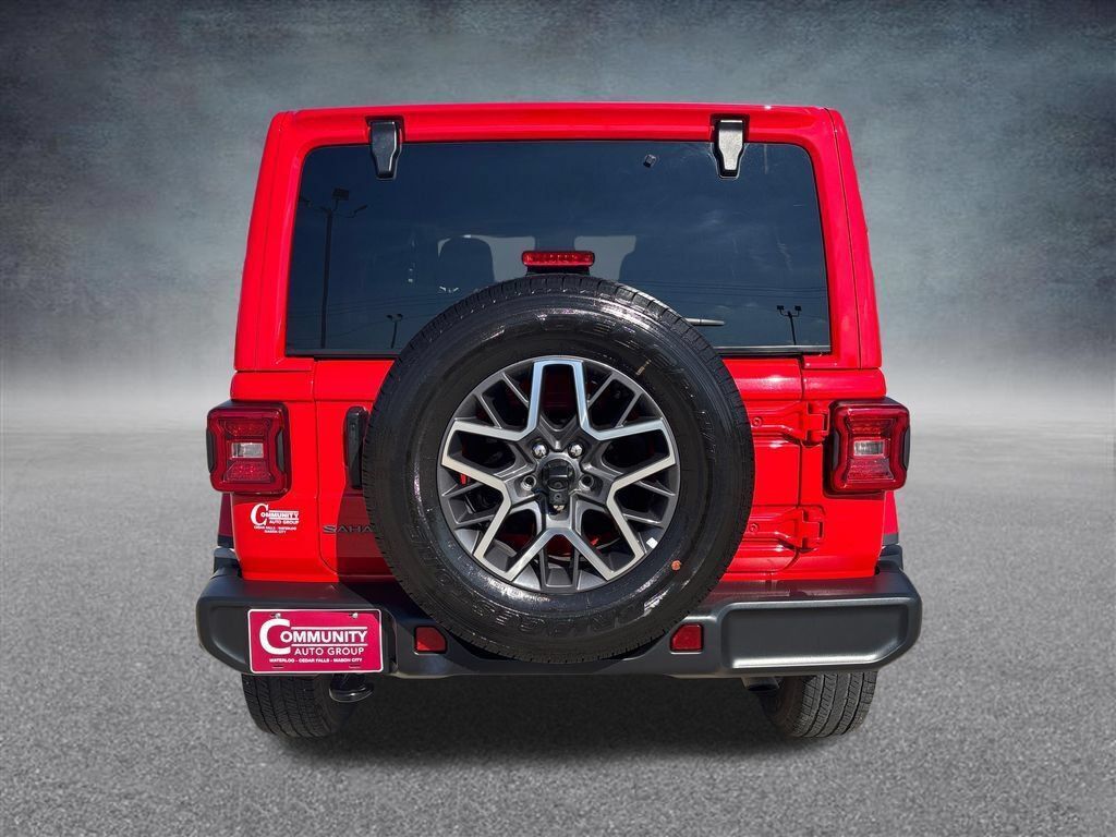 Used 2025 Jeep Wrangler Unlimited Sahara AWD/4WD image 4
