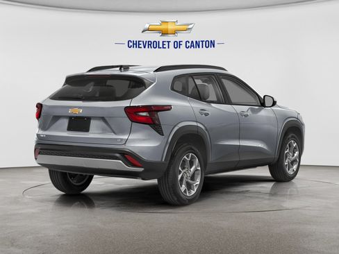 Used 2025 Chevrolet Trax LT w/ Driver Confidence Package FWD image 2
