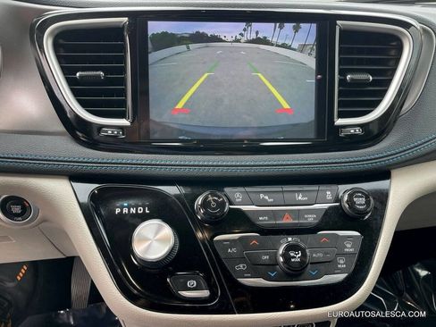 Used 2021 Chrysler Pacifica Touring-L image 13