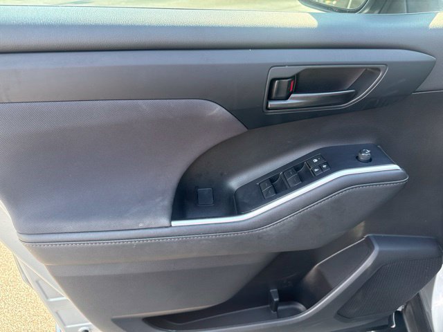 Used 2023 Toyota Highlander LE FWD image 22