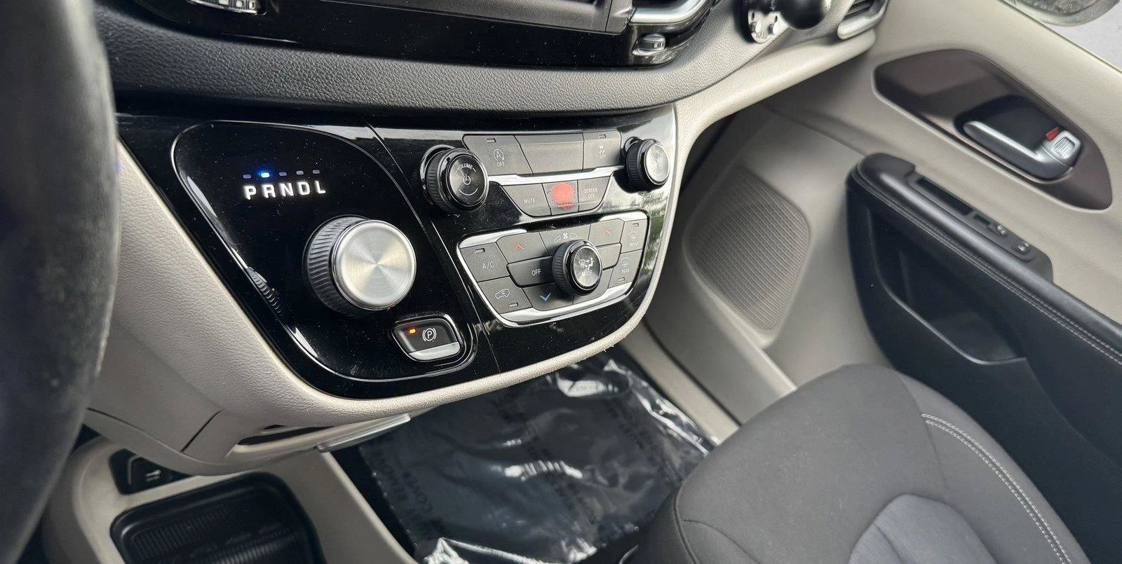 Used 2022 Chrysler Voyager LX FWD image 15