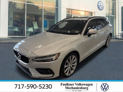 Used 2020 Volvo V60 T5 Momentum image 1