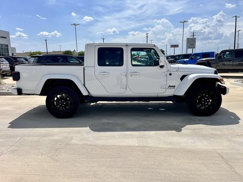 Used 2022 Jeep Gladiator Overland AWD/4WD image 2