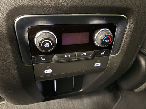 Used 2024 Chevrolet Suburban Premier image 37