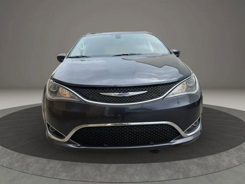 Used 2020 Chrysler Pacifica Touring-L FWD image 2
