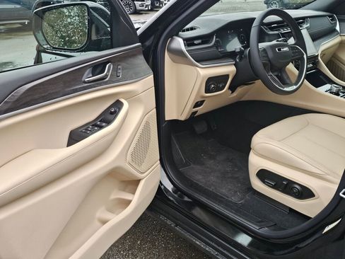 New 2025 Jeep Grand Cherokee Limited image 18