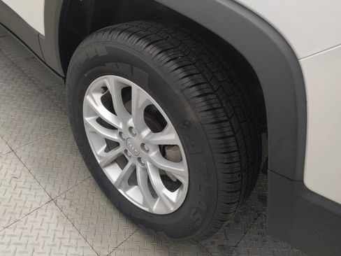 Used 2019 Jeep Cherokee Latitude w/ Cold Weather Group FWD image 31
