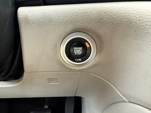 Used 2023 Chrysler Pacifica Limited FWD image 47