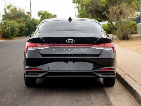 Used 2021 Hyundai Elantra SE FWD image 4