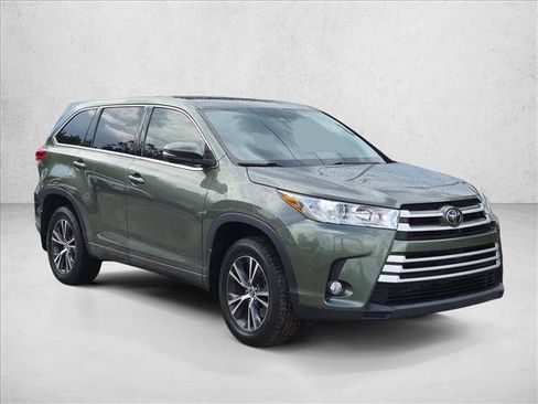 Used 2018 Toyota Highlander Plus FWD image 3