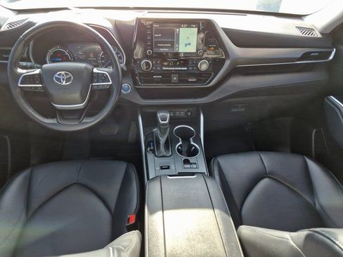 Used 2022 Toyota Highlander XLE image 19