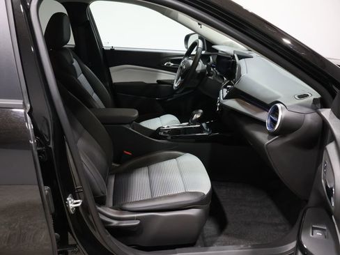 Used 2025 Chevrolet Trax LT w/ LT Convenience Package image 23