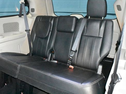 Used 2016 Chrysler Town & Country Touring FWD image 19