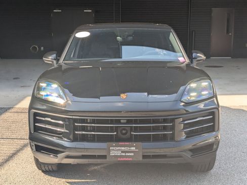 Used 2025 Porsche Cayenne image 6