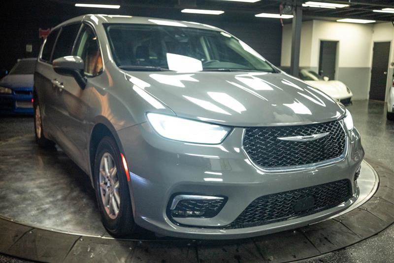 Used 2023 Chrysler Pacifica Touring-L FWD image 5