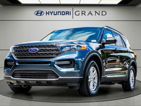 Used 2024 Ford Explorer XLT RWD image 2