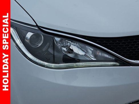 Used 2017 Chrysler Pacifica Limited w/ UConnect Theater Package image 36