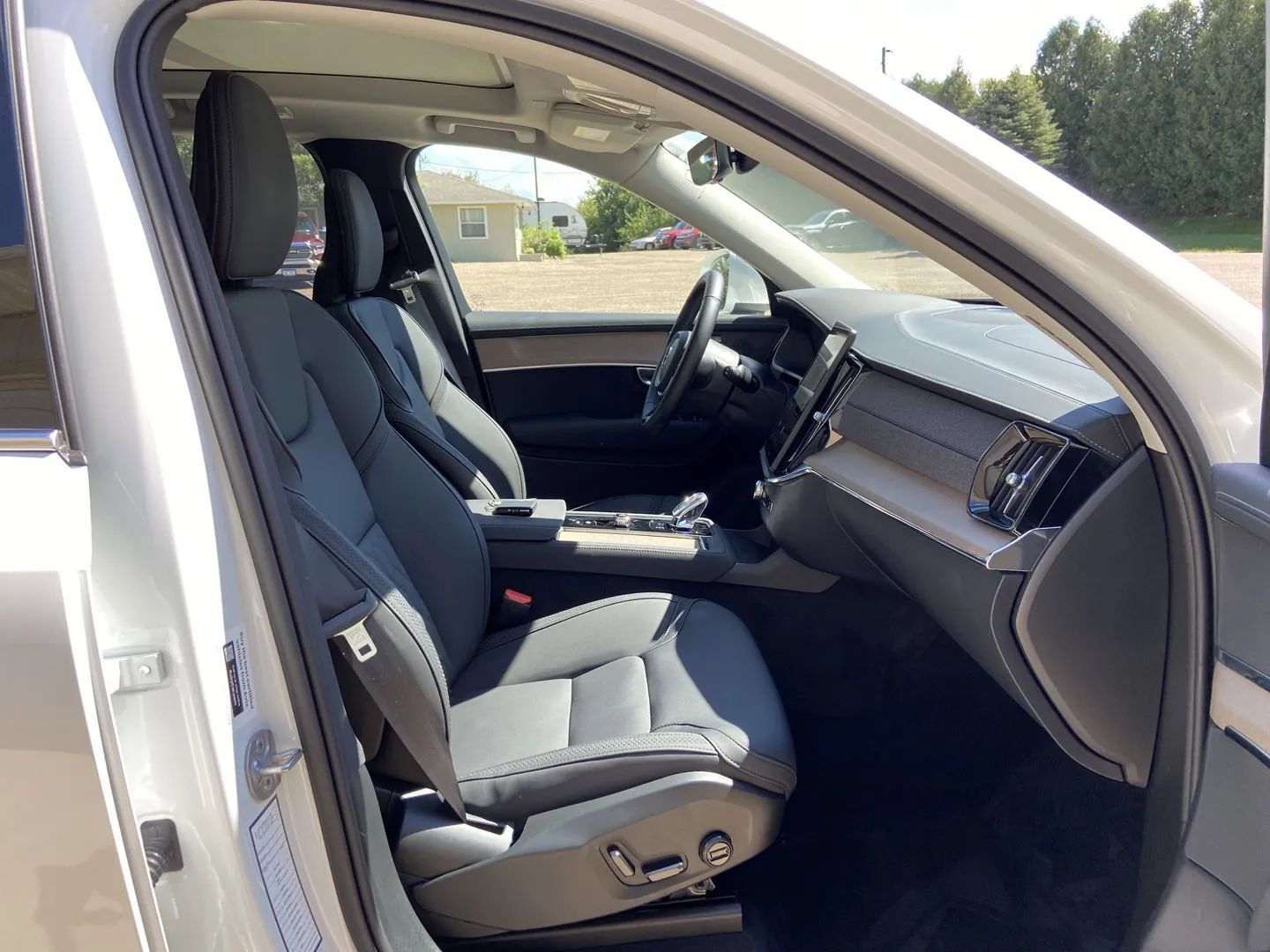 Used 2025 Volvo XC90 B6 Plus AWD/4WD image 13